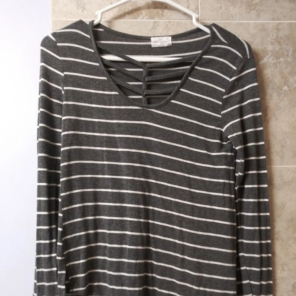 Glitz med stripes soft criss cross neckline MED